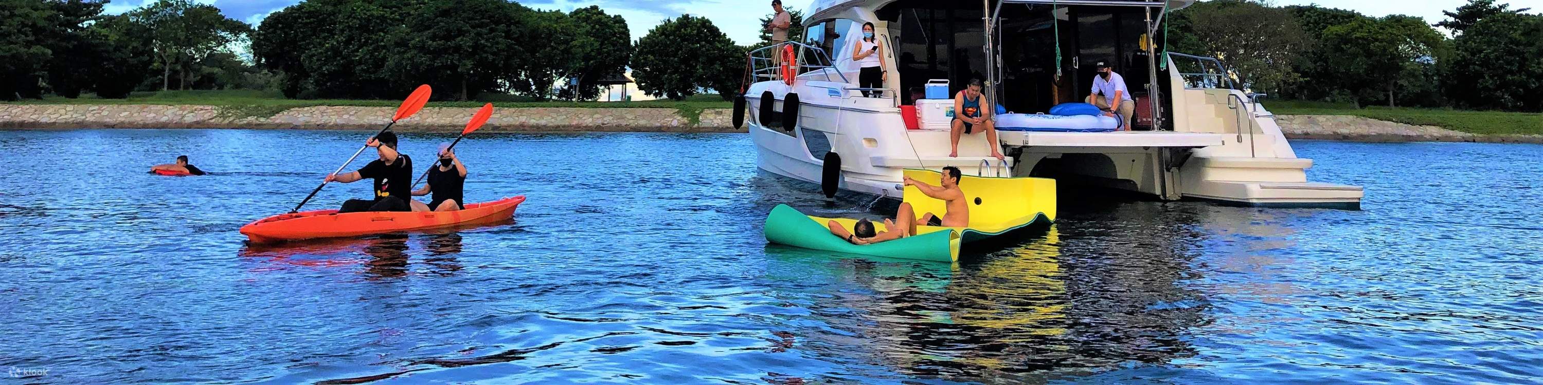 Catamarán con actividades acuáticas