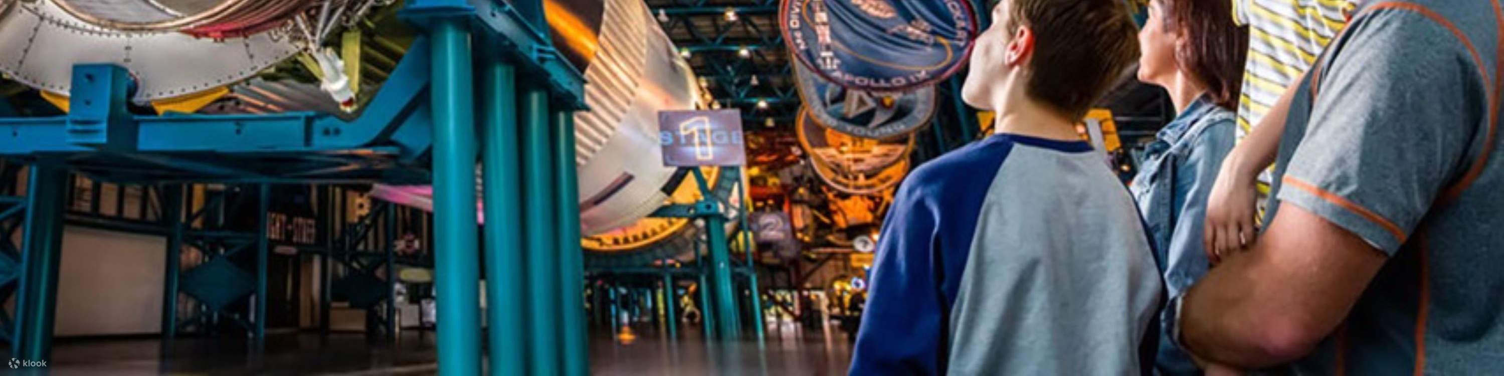 在甘迺迪太空中心遊客中心近距離觀賞真實的太空梭