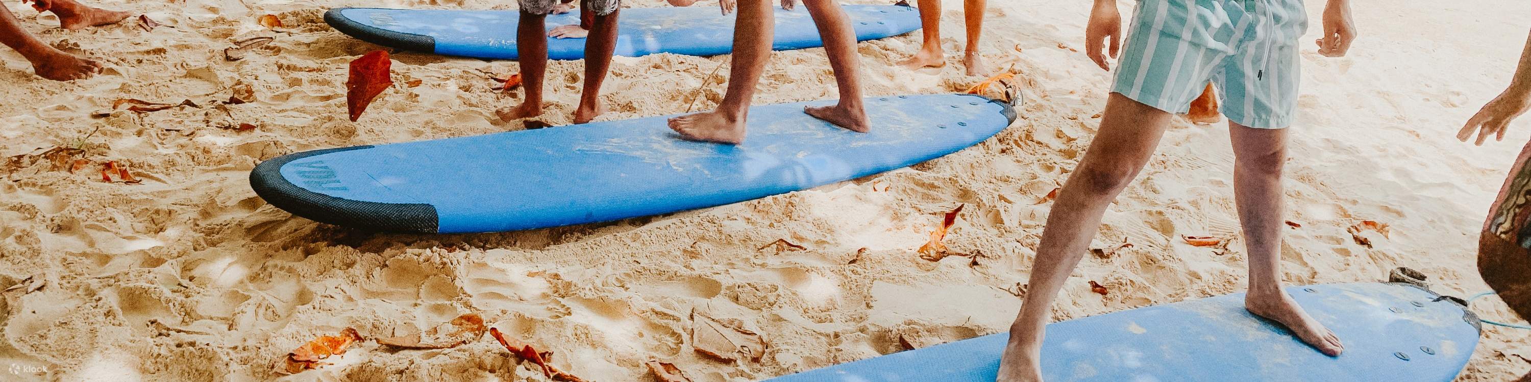 люди учатся серфингу