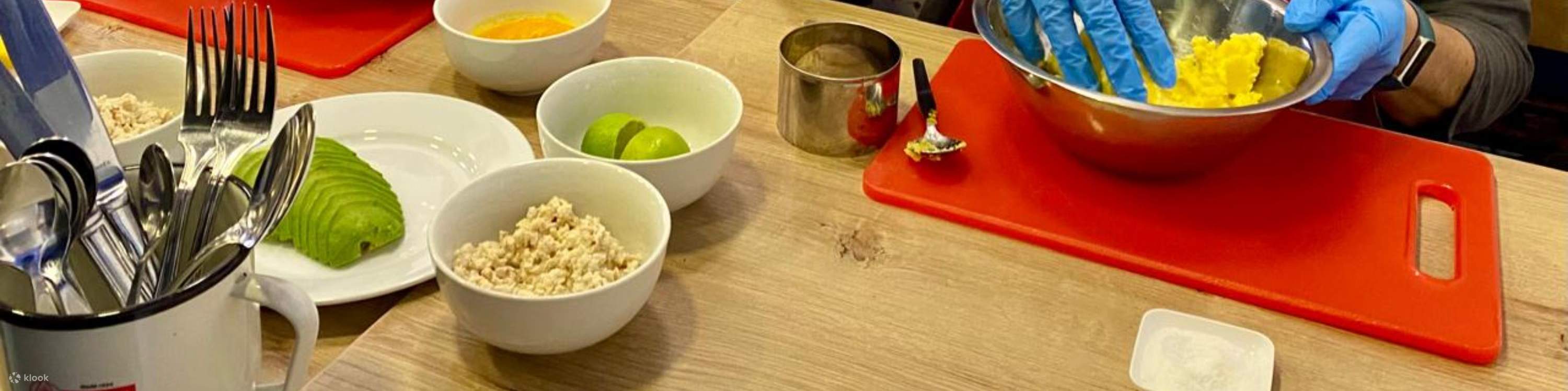 Понаблюдайте, как местный шеф-повар искусно готовит культовое перуанское блюдо – свежее и пикантное севиче.