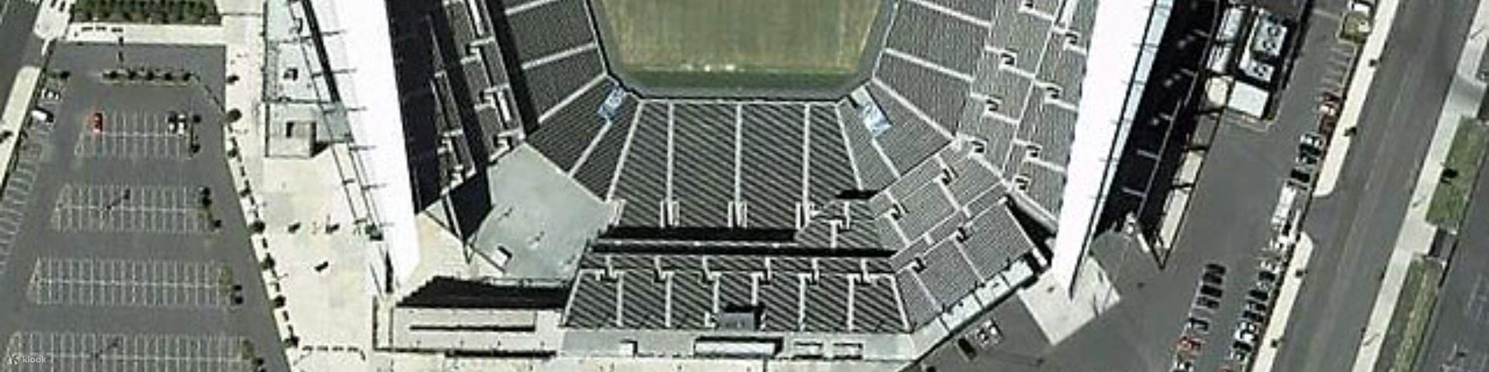 在露天的林肯金融球場 (Lincoln Financial Field) 體育場，盡情享受一場 NFL 比賽的熱血沸騰