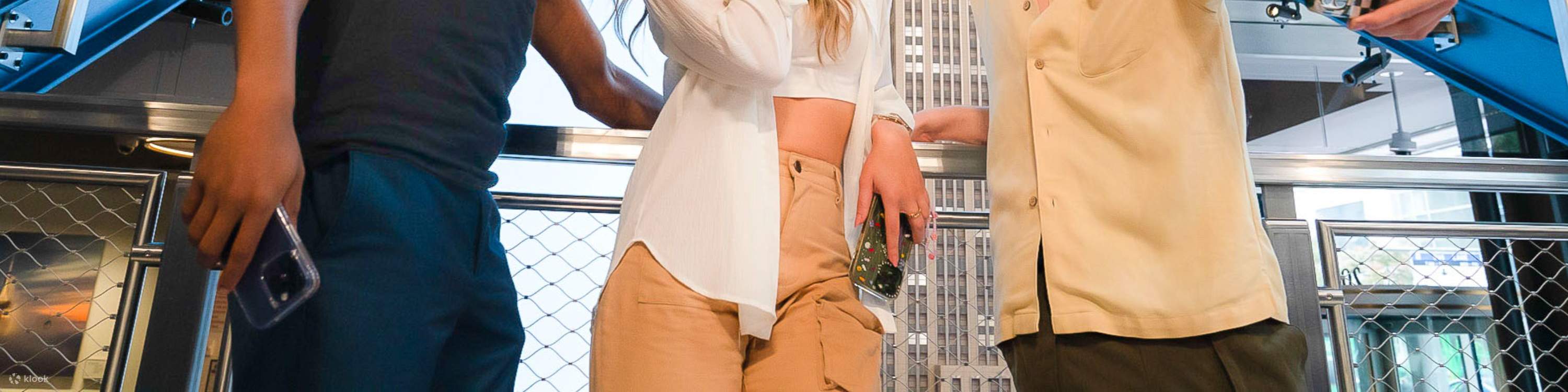 Nhóm bạn bè chụp ảnh selfie vui vẻ với Tòa nhà Empire State phía sau