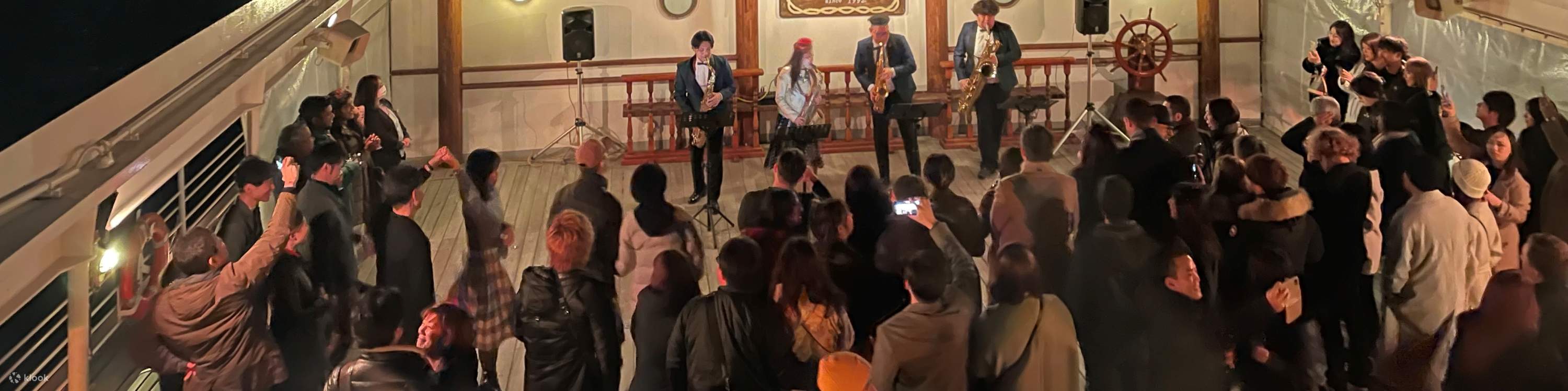 Animarsi con la musica dal vivo di una banda di ottoni