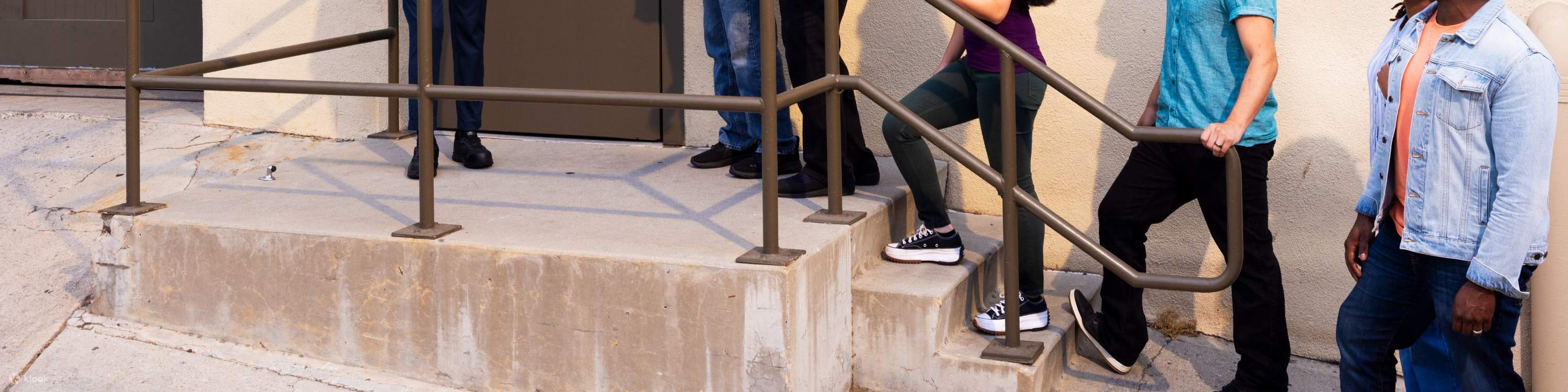 Посетите настоящие декорации и съемочные площадки и узнайте, как фильмы и телешоу оживают в Warner Bros. Studio Tour.