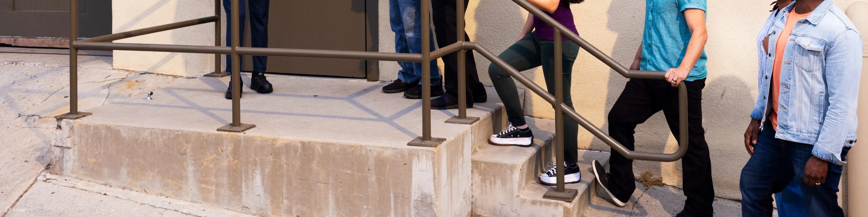 进入真实的摄影棚和录音棚，在华纳兄弟工作室之旅中探索电影和电视剧的幕后制作。