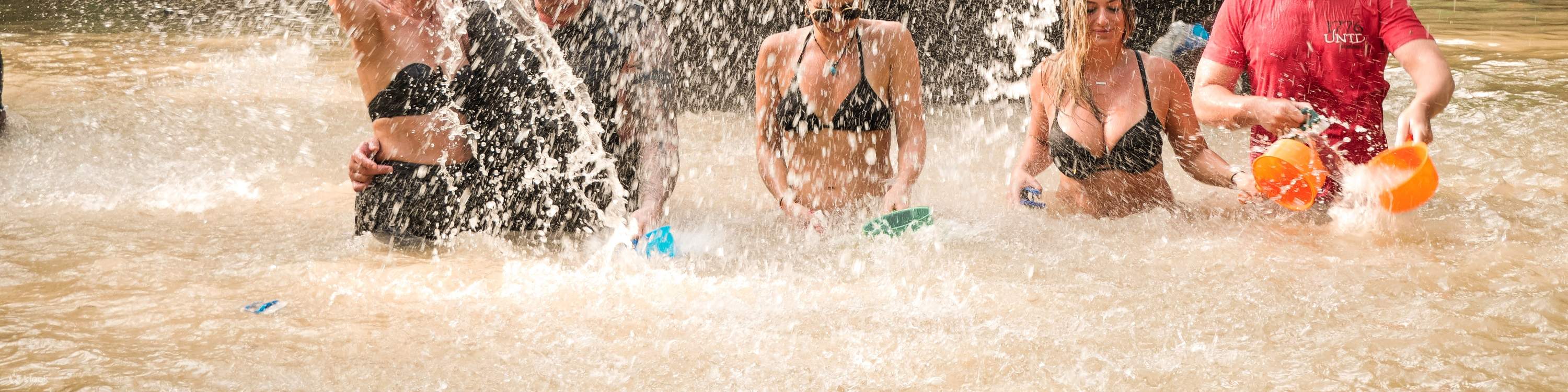 waktu memandikan gajah