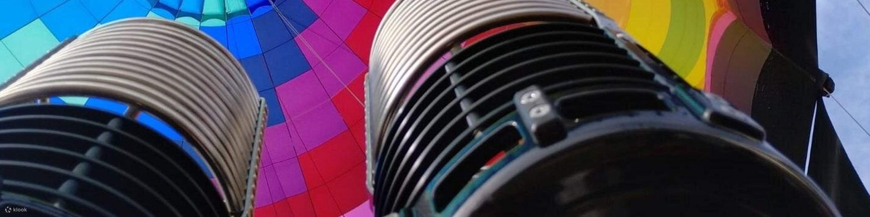 朝日の中、色鮮やかな熱気球に乗ってテオティワカン上空を優雅に飛びましょう