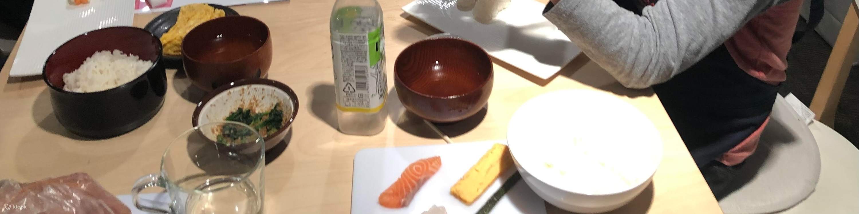 Aprenda a preparar el arroz perfecto para su sushi y practique elaborando su propio sushi