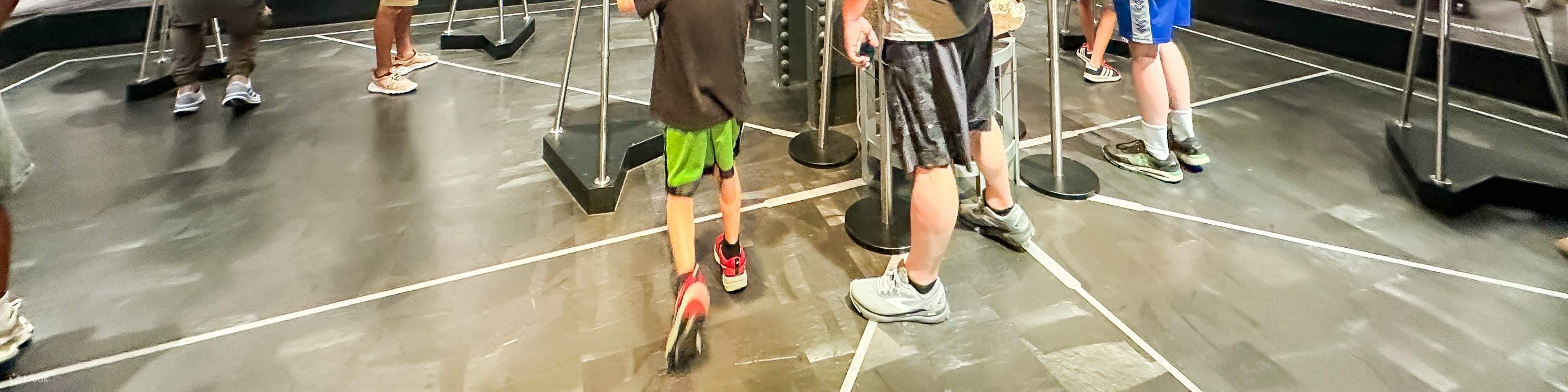 Du khách khám phá các khu trưng bày tương tác giới thiệu lịch sử bên trong các phòng trưng bày của Tòa nhà Empire State.