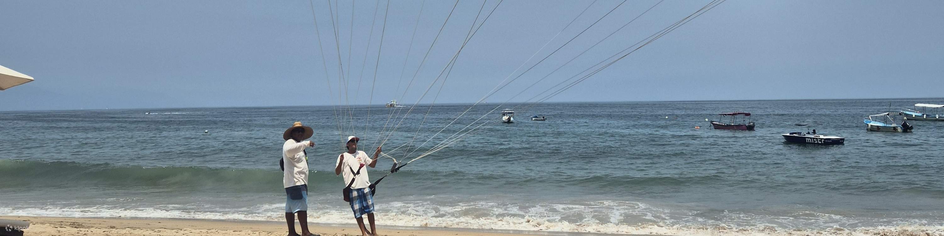 搭乘快艇乘風破浪，看著降落傘將您緩緩升空。