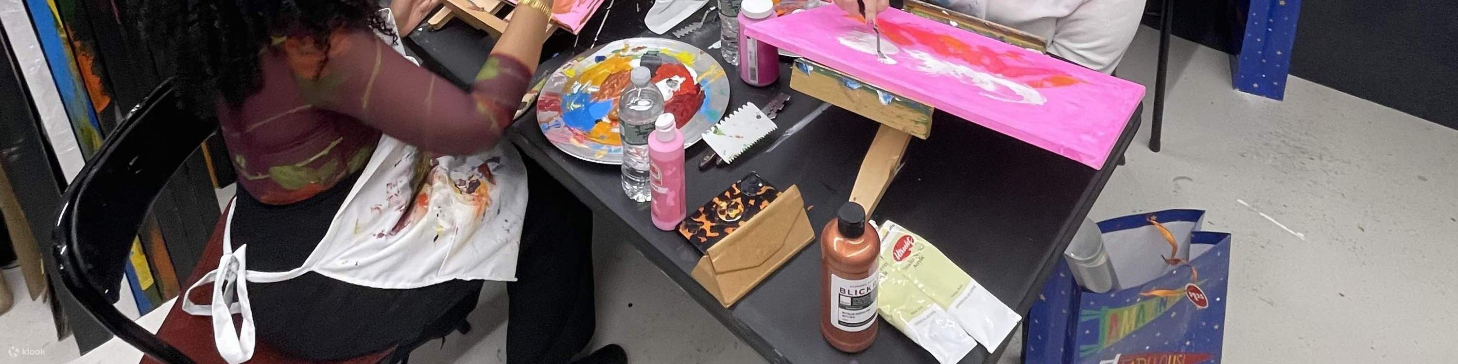 學生們熱切地通過調色刀技巧探索色彩和紋理，房間裡充滿了活力。