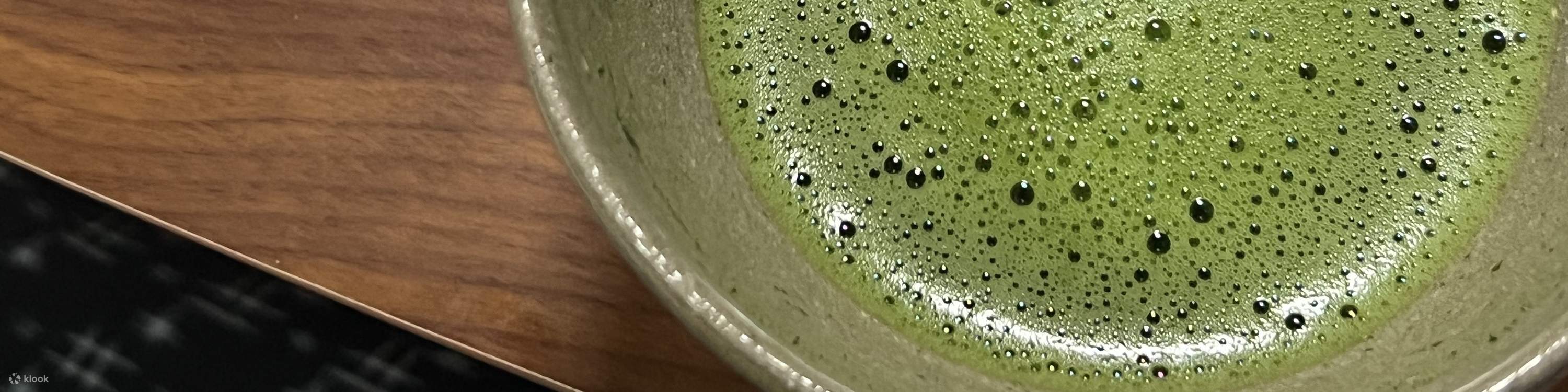 Bata y disfrute de su propio tazón de té verde matcha combinado con un dulce tradicional. Incluso si no puede sentarse en tatami, hay sillas y mesas disponibles.