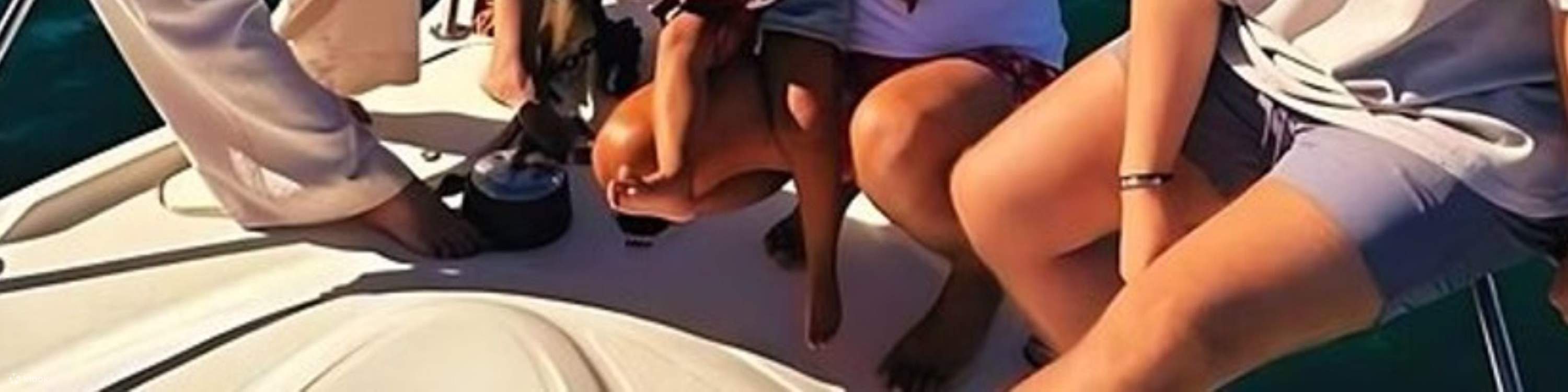 Bersama-sama di atas dek, menikmati cahaya matahari, angin laut dan pemandangan Cabo yang menakjubkan