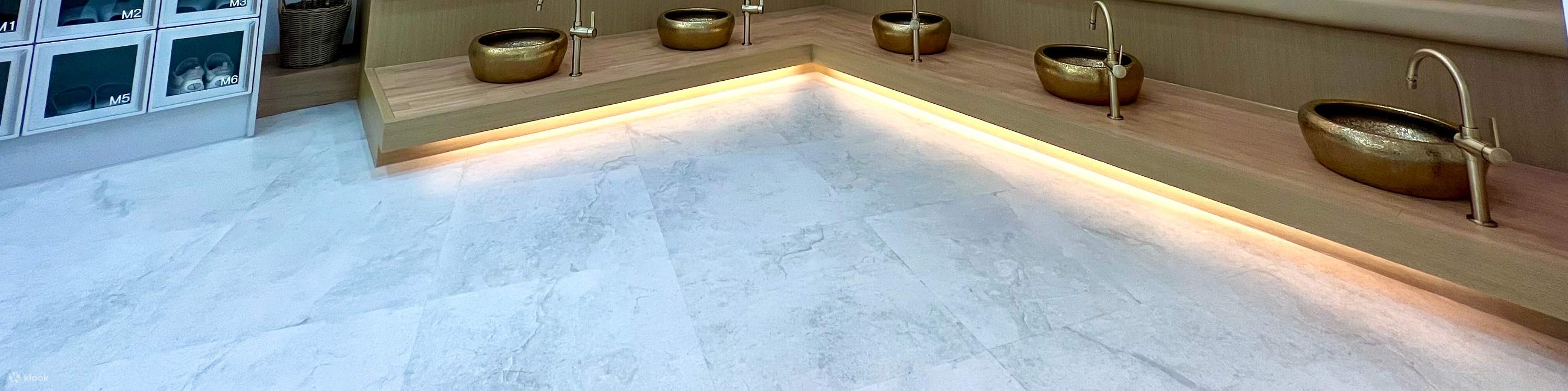 Bahagian dalam kedai urut