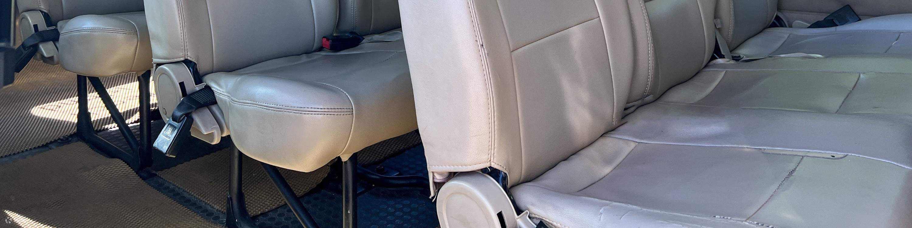 dentro del autobús de enlace