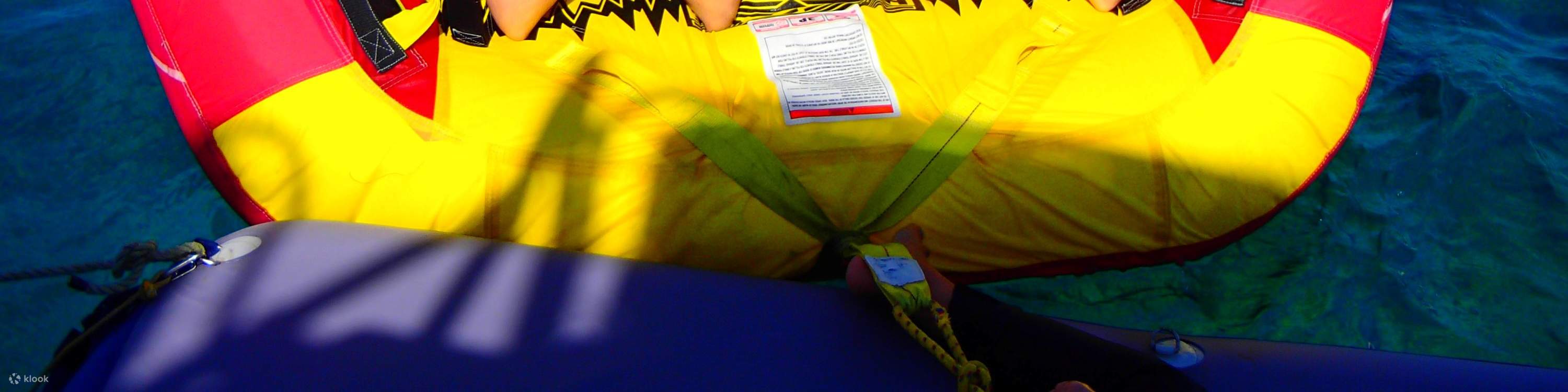 [Snorkeling + 2 Jenis Aktiviti Air] Buka kunci pelbagai aktiviti air yang mengujakan! Snorkeling meneroka dunia bawah laut terumbu karang yang berwarna-warni, dan juga boleh mencabar banana boat, tilam tarik dan permainan yang kaya, nikmati masa riang di 