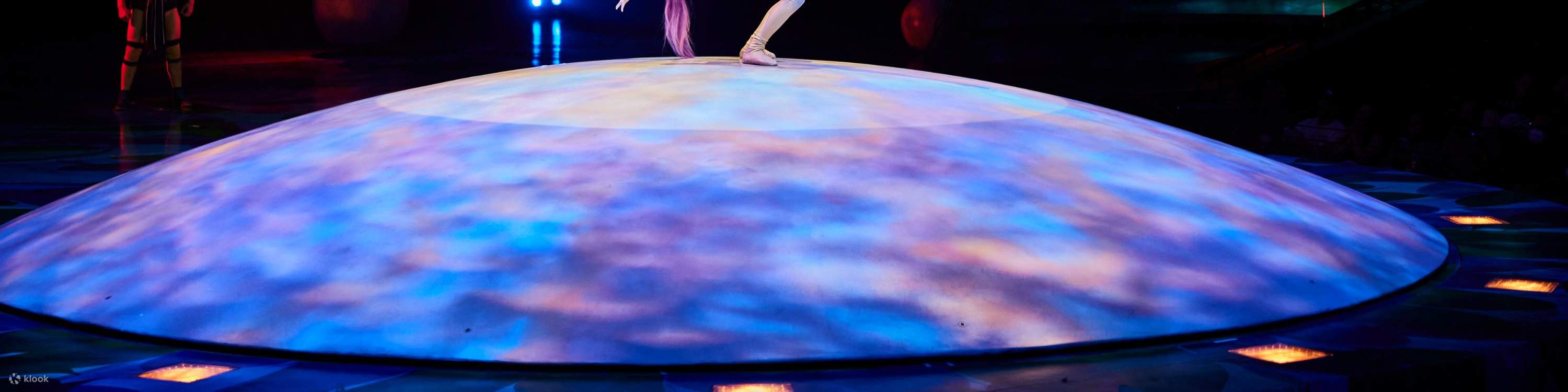 觀看錶演者的身體如何扭動、翻滾，並轉變成活生生的藝術