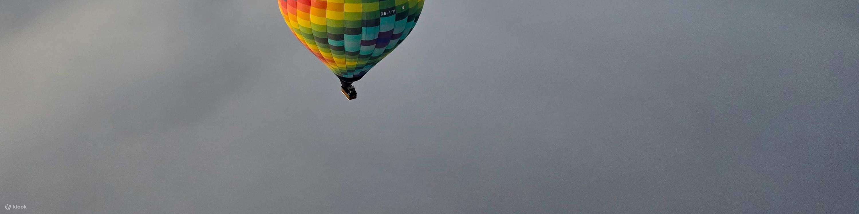 안개 구름 위를 활공하며 강렬한 일출이 수평선을 따뜻한 색조로 물들입니다.