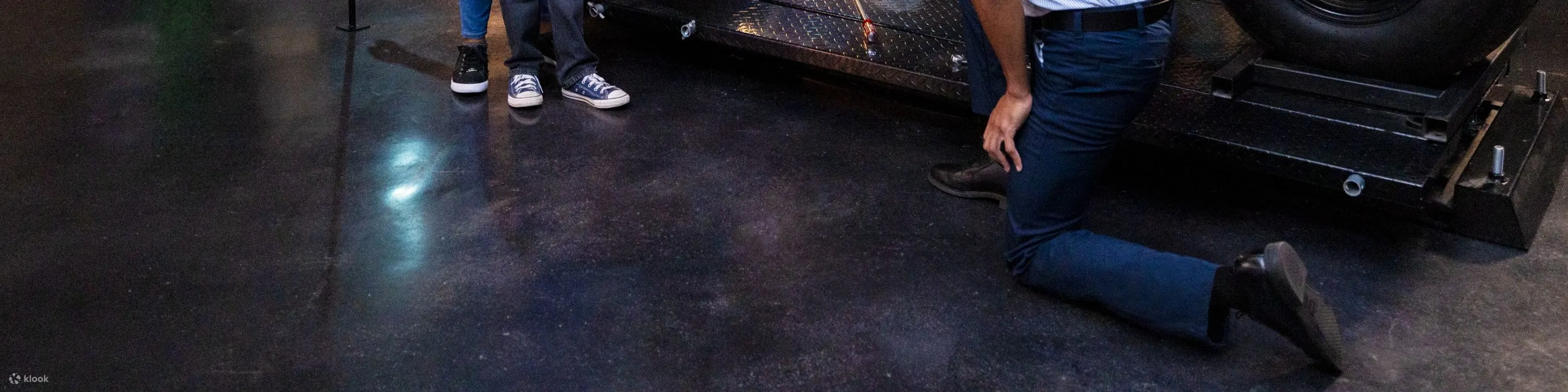 参观好莱坞经典戏服和道具，如DC宇宙中的蝙蝠侠战车和神奇女侠的盔甲