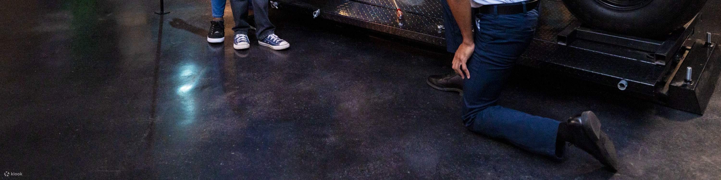 參觀好萊塢經典戲服和道具，如DC宇宙中的蝙蝠俠戰車和神奇女俠的盔甲