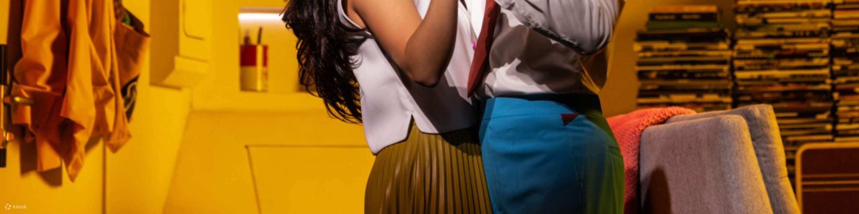 两个机器人共享宁静时刻，发现意想不到的联系之美