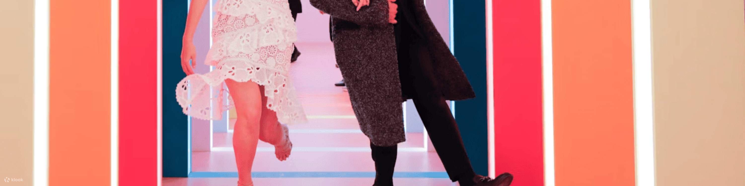 Traversez un tunnel coloré et découvrez la joie vibrante de la crème glacée !