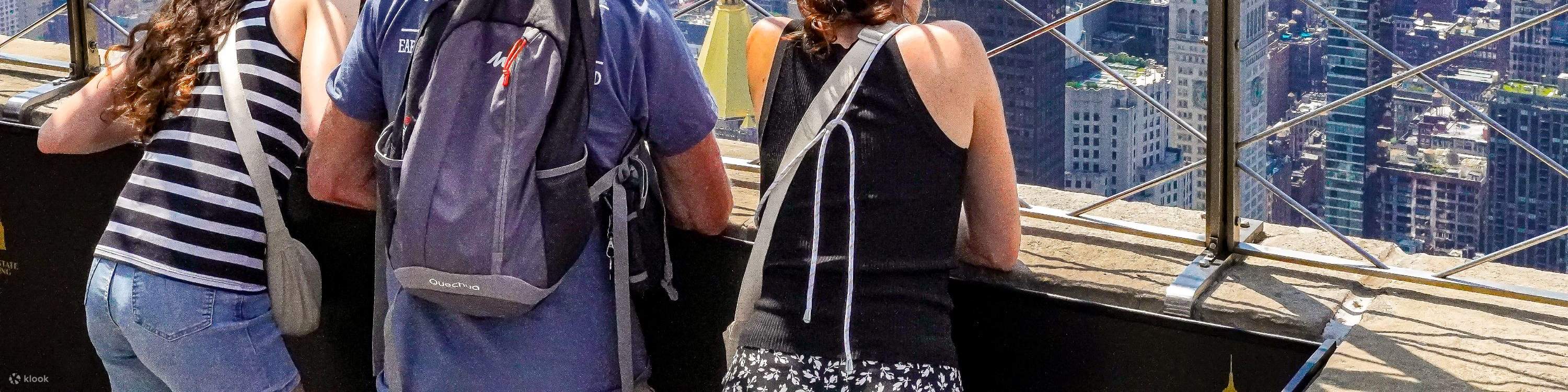 Los visitantes se maravillan con el vasto horizonte de la ciudad de Nueva York desde el Empire State Building.