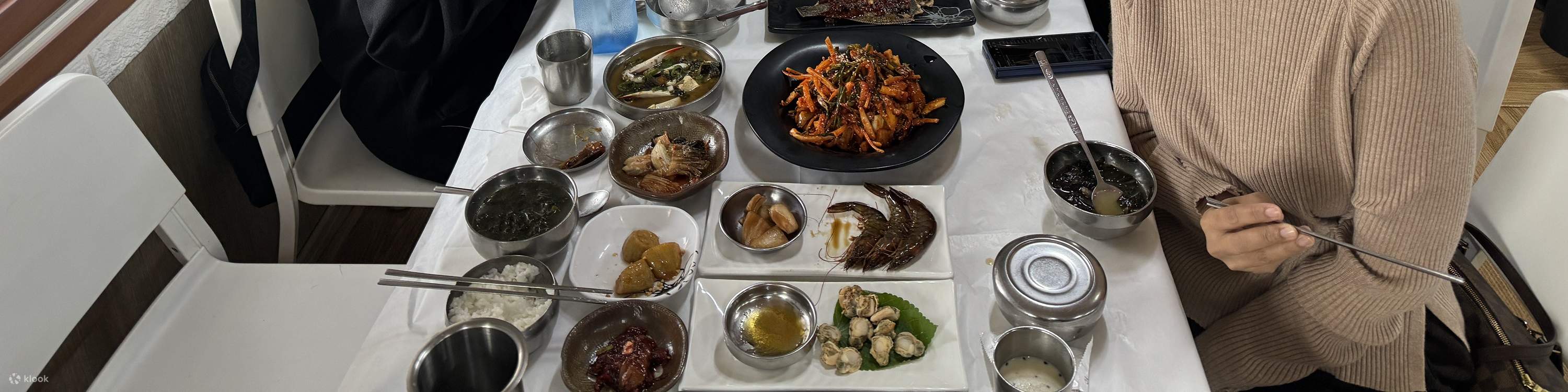 Не стесняйтесь! В культуре корейского барбекю приготовление мяса на гриле и угощение других — признак дружелюбия.