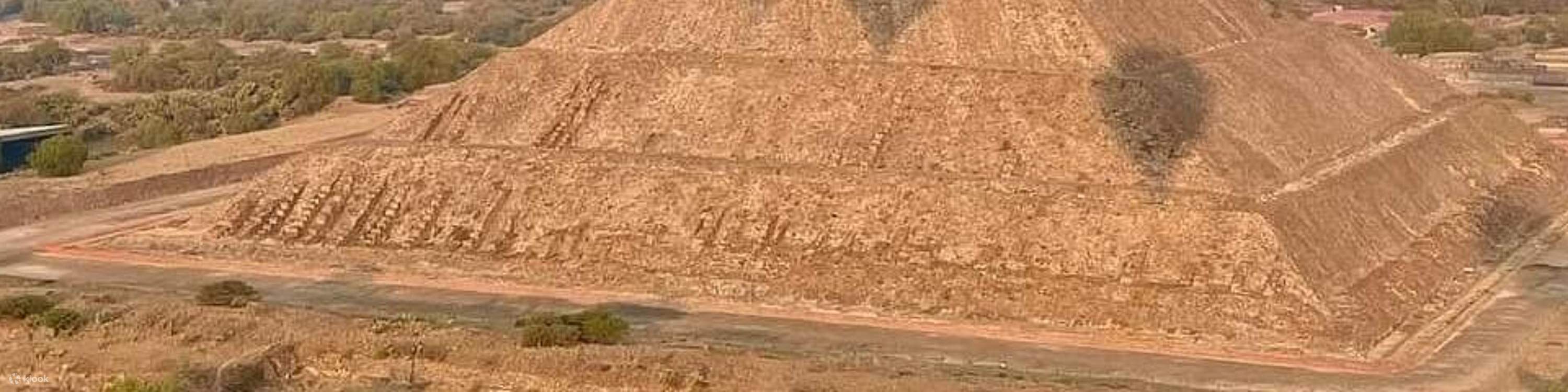 魔法のような熱気球に乗って、朝日に照らされる太陽のピラミッドを空高く舞い上がりましょう。