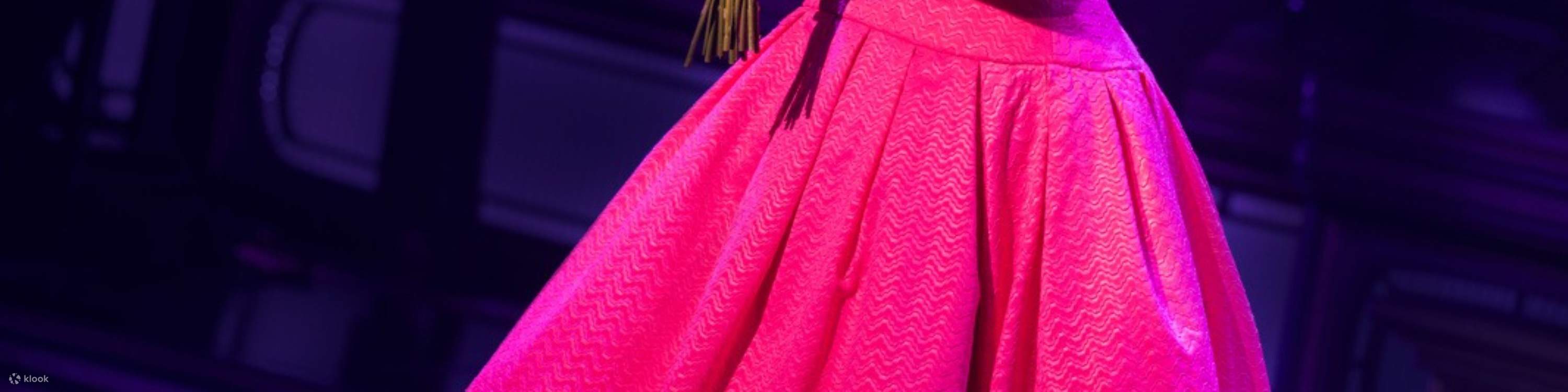 Erika Henningsen apporte du charme à Sandra Dee, la muse de Darin, dans une interprétation sincère.