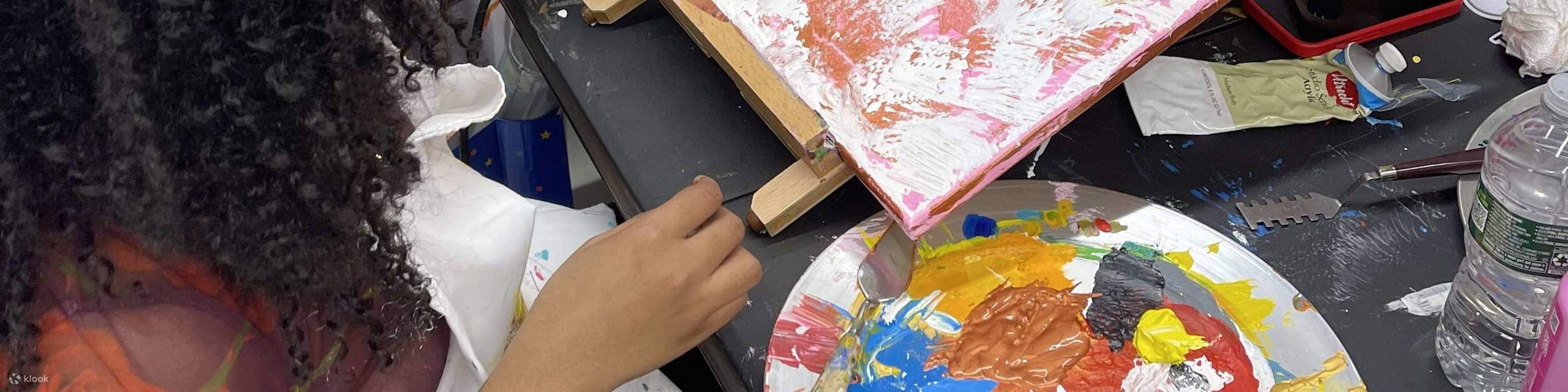 彼女は筆を走らせるたびに、作品の世界に深く没頭し、パレットナイフで描くリズムに身を任せます。