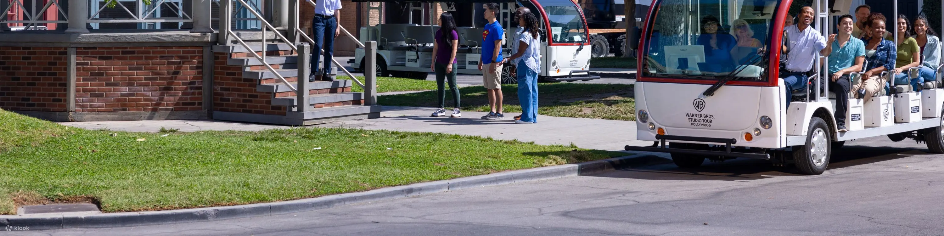 在华纳兄弟影城之旅中漫步星城和玫瑰镇的街道