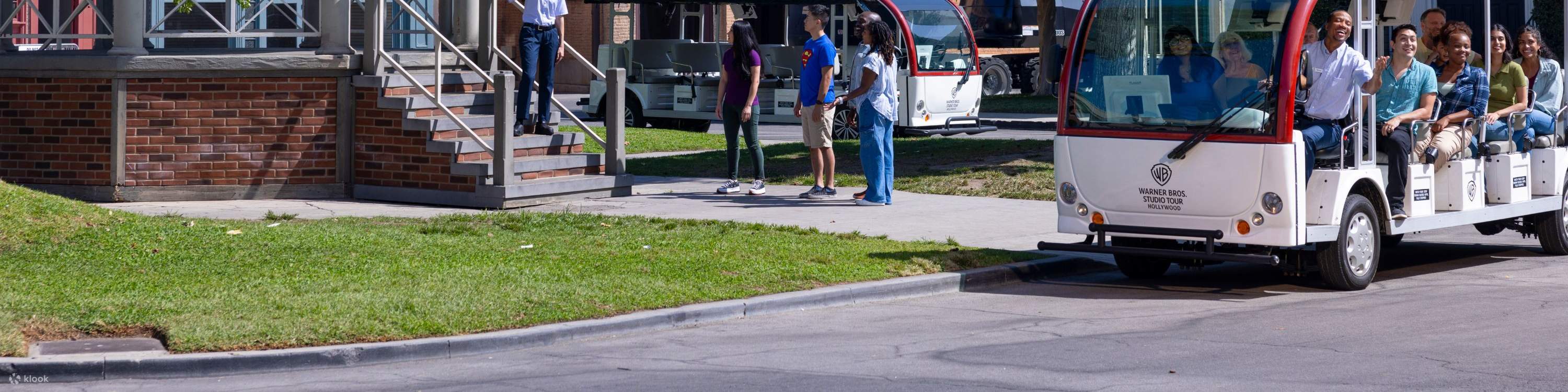 在華納兄弟影城之旅中漫步星城和玫瑰鎮的街道