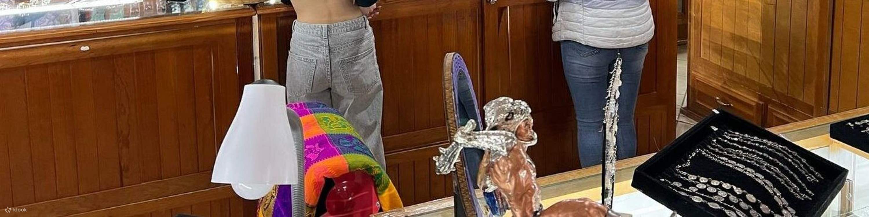 Observe a artesanos crear herramientas y recuerdos de obsidiana utilizando técnicas ancestrales.