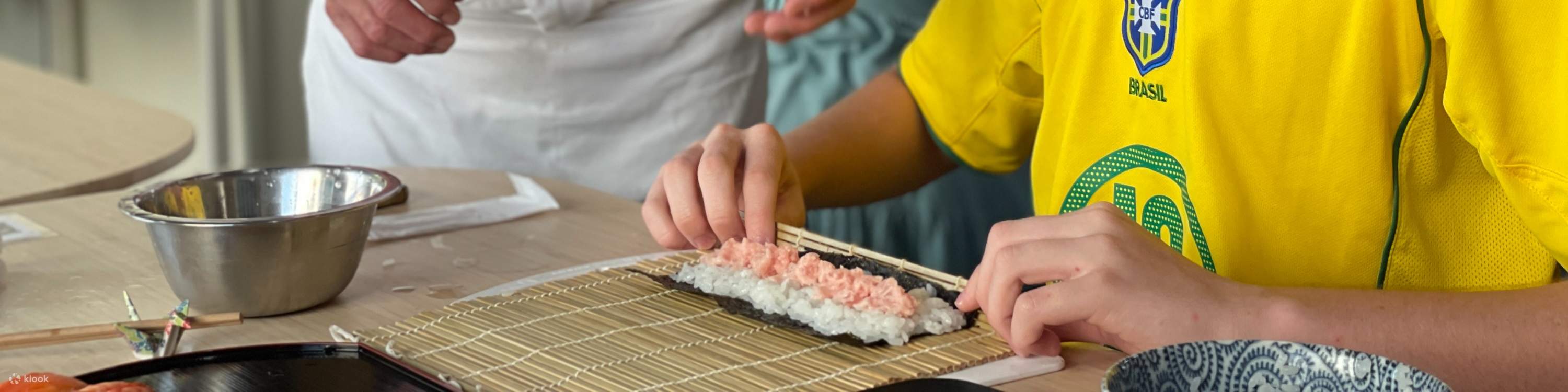 Koki sushi yang ramah akan mengajari Anda cara membuat sushi.