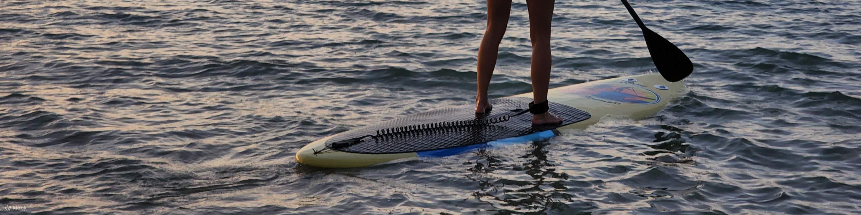 女孩玩桨板冲浪