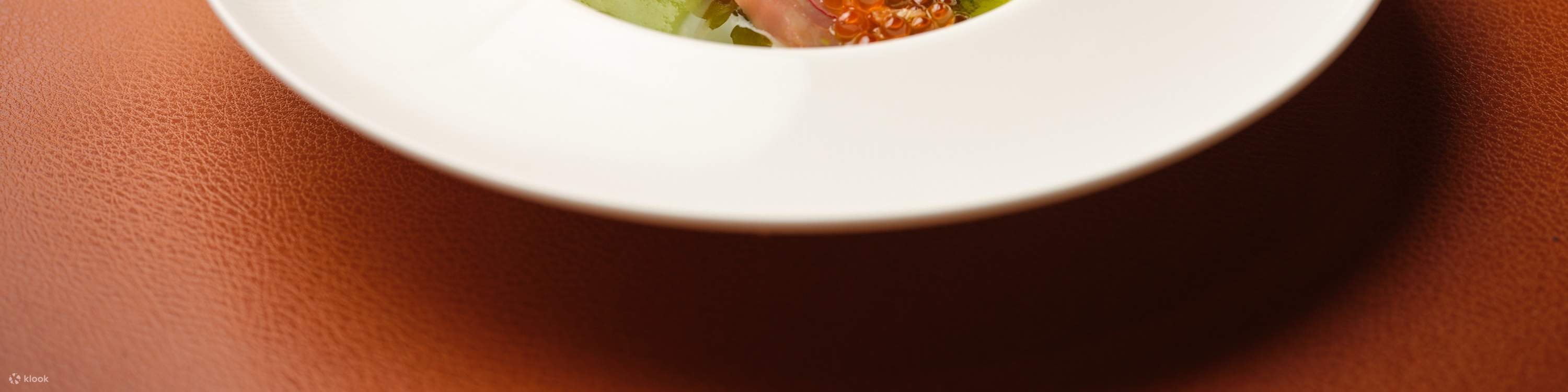 Selami suasana makan yang canggih, di mana setiap perincian melengkapkan perjalanan kulinari yang indah