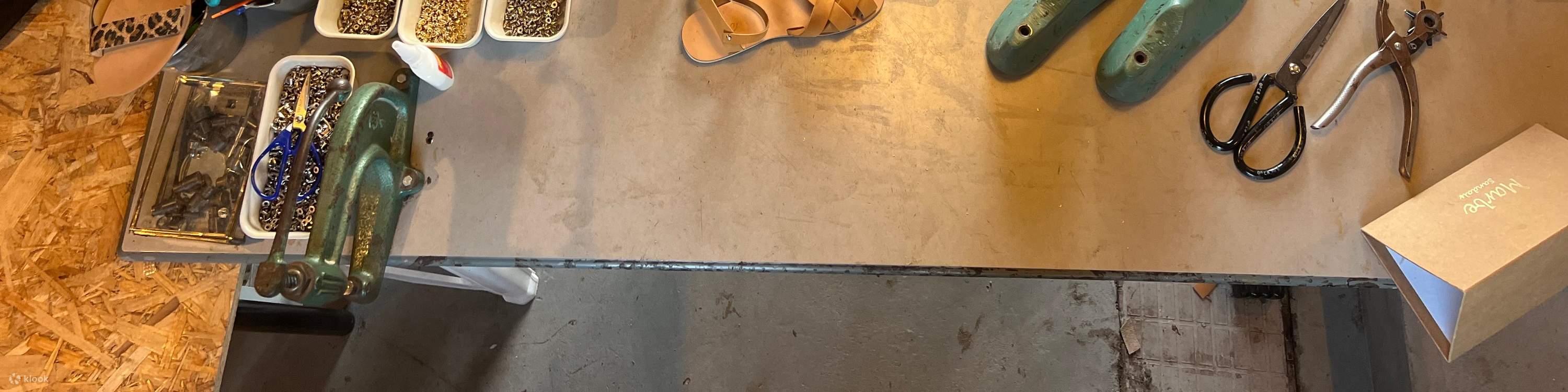 Athens , Hy Lạp : Xưởng làm dép da thủ công