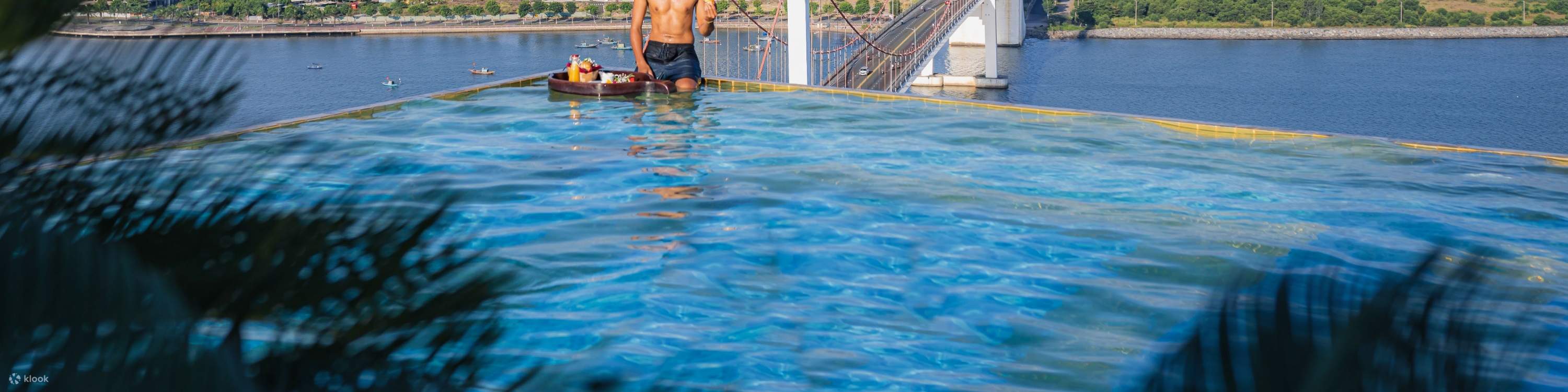 Desayuno Flotante En Piscina Infinita En Wyndham Danang Golden Bay