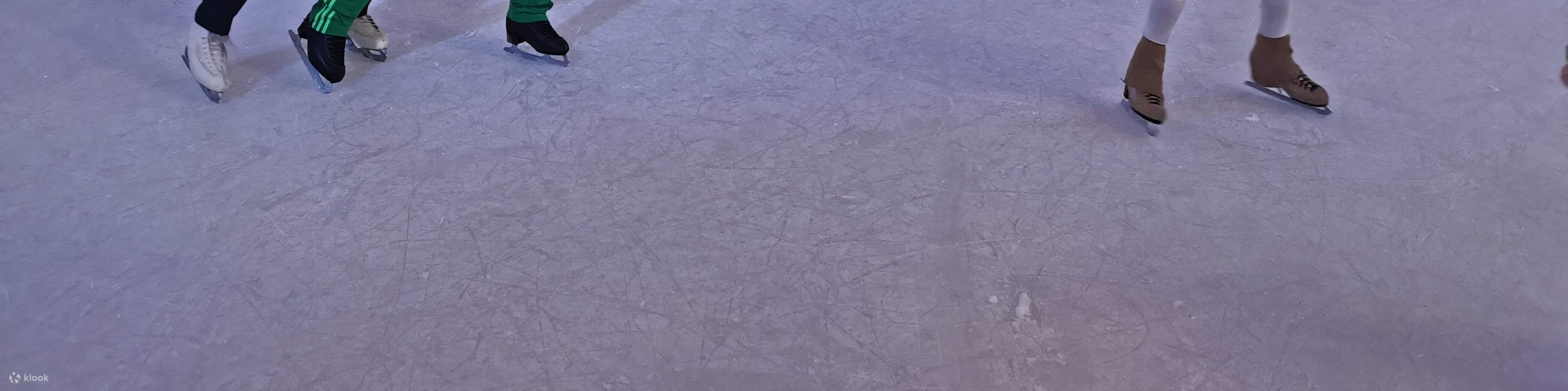 Катание на коньках в торговом центре KL East