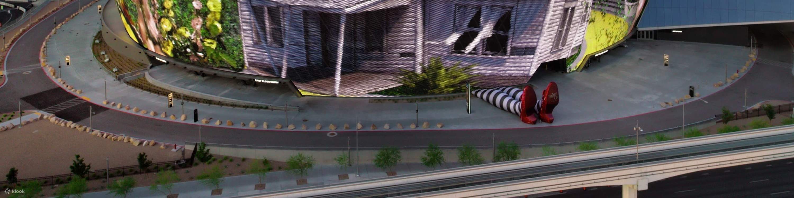 Chiêm ngưỡng đôi giày đỏ ruby biểu tượng khi Sphere đắm mình vào bộ phim kinh điển Phù thủy xứ Oz