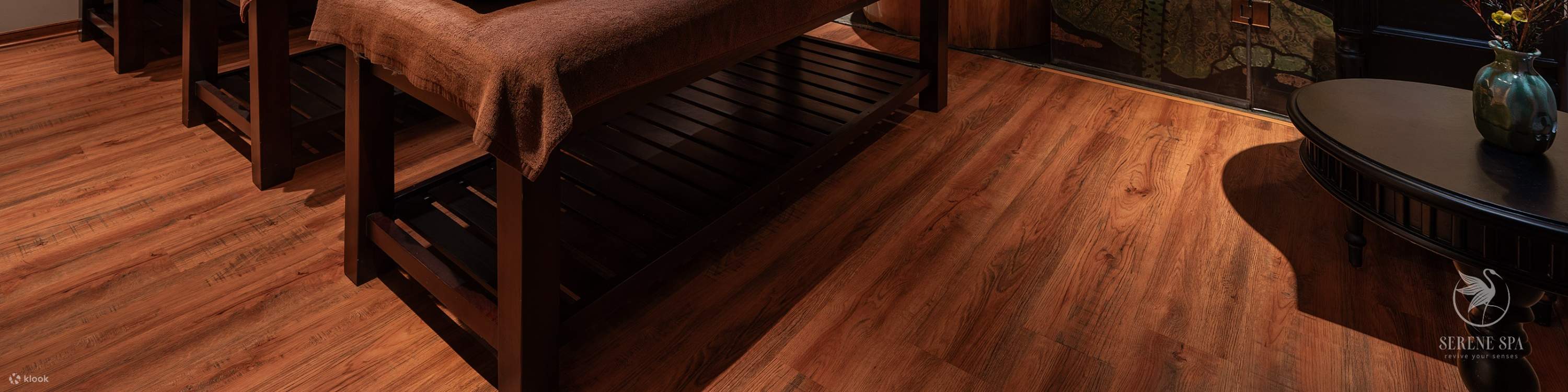 Massageliegen im ruhigen Spa