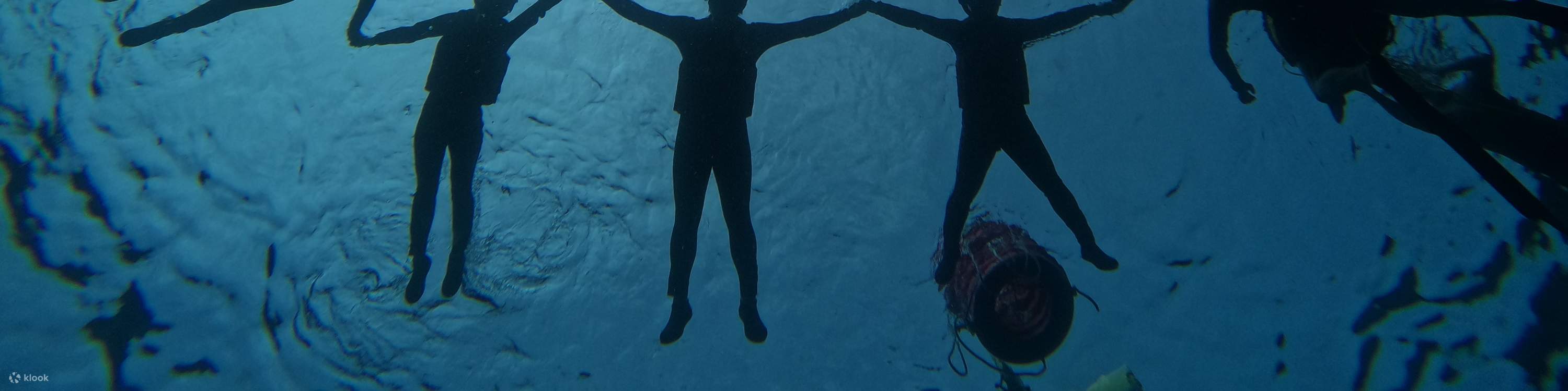 Membuat bulatan di laut