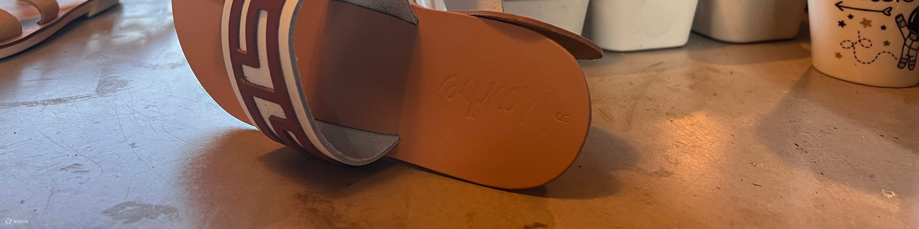 Athens , Hy Lạp : Xưởng làm dép da thủ công