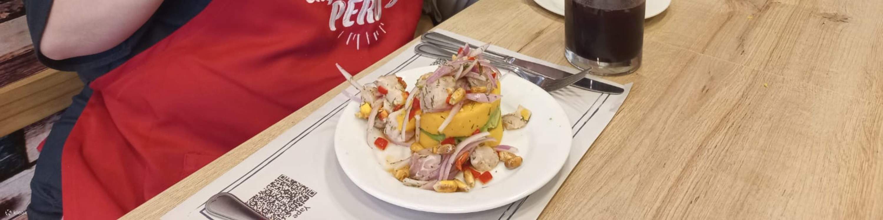 Приготовьте и смешайте свой освежающий коктейль писко сауэр под руководством опытного местного бармена.