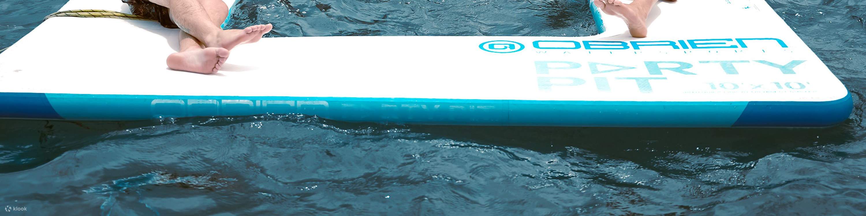 Ospiti che si rilassano sull'ampio ponte, crogiolandosi al sole hawaiano e alla brezza oceanica