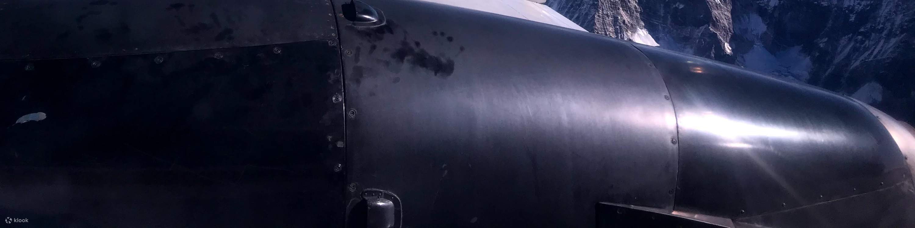 Pemandangan dari Tingkap dengan enjin dan sayap pesawat di Bahagian Hadapan