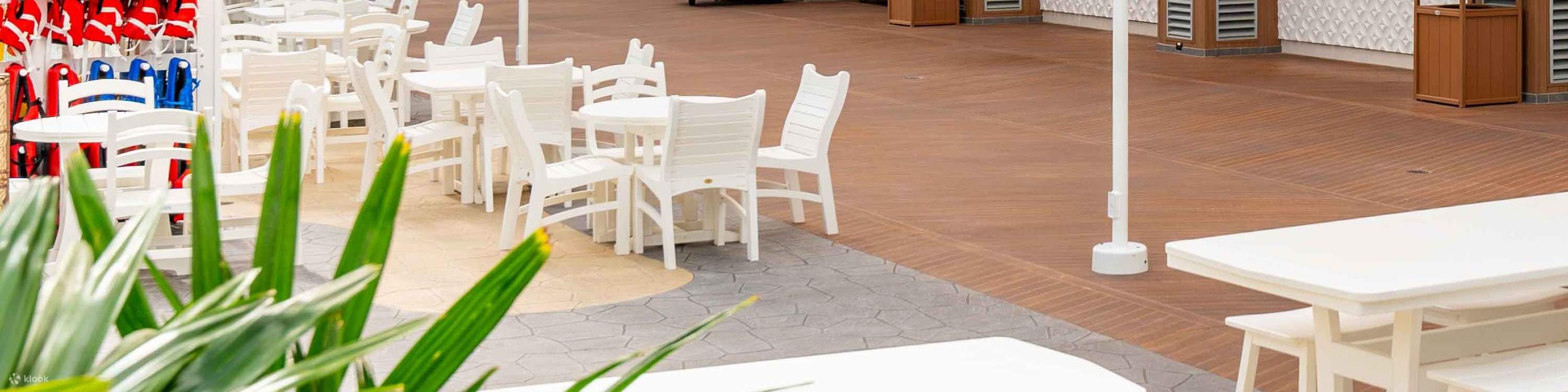 Riempitevi lo stomaco con una vasta gamma di cibi deliziosi prima di tornare alle attrazioni