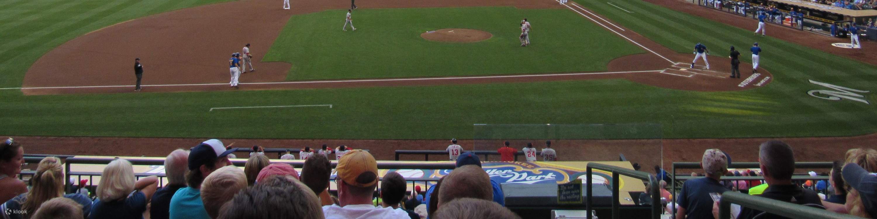 中层看台座位提供绝佳视野，让您尽情观赏赛事，轻松前往餐饮区及其他设施