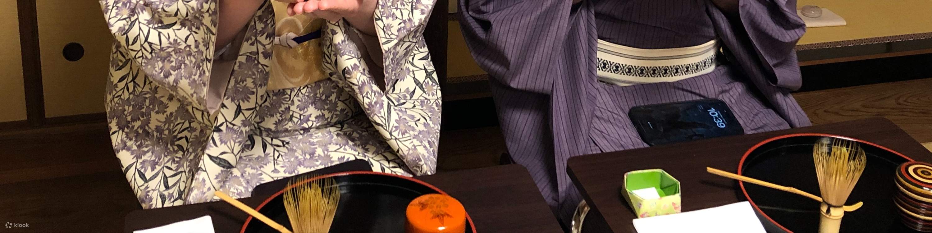 Authentische Teezeremonie und Omamori-Amulett-Herstellung im Kimono